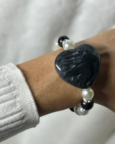 Pulsera con perlas y corazón en negro