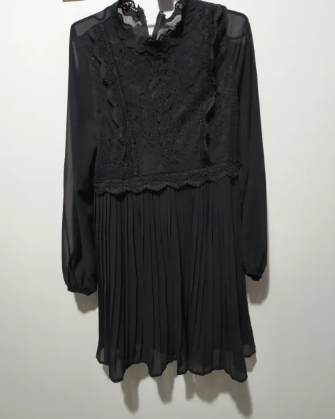Elegante Vestido Negro Corto - Texturas y Detalles Únicos