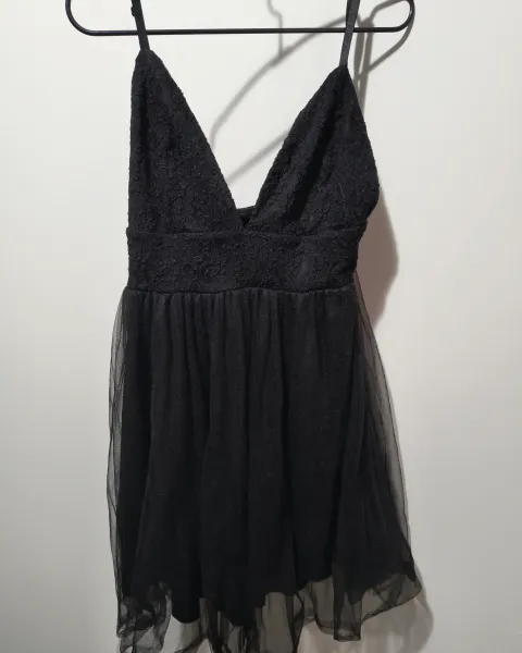 Vestido Corto Negro de Encaje y Tul