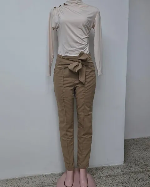 Lindo pantalón color beige oscuro