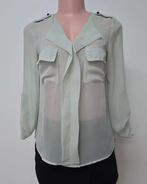 Blusa tipo camisera transparente