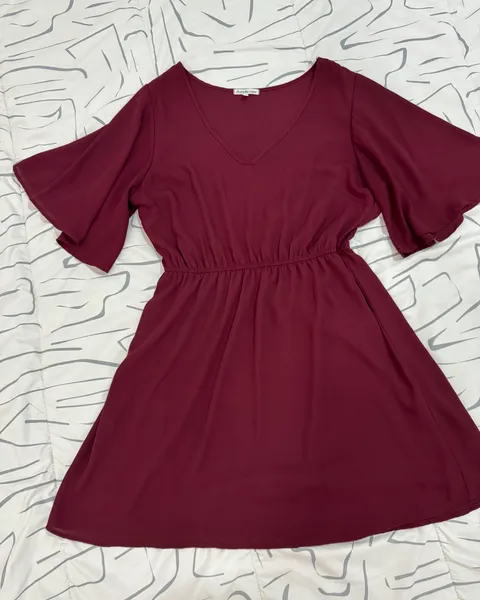 Vestido corto, color vino