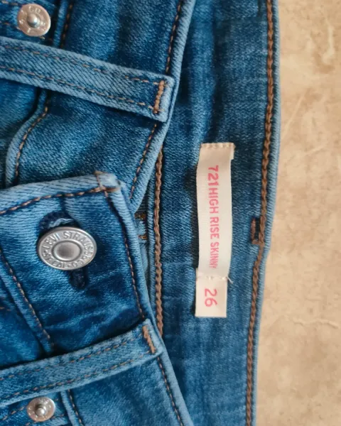 Pantalón levis de mujer