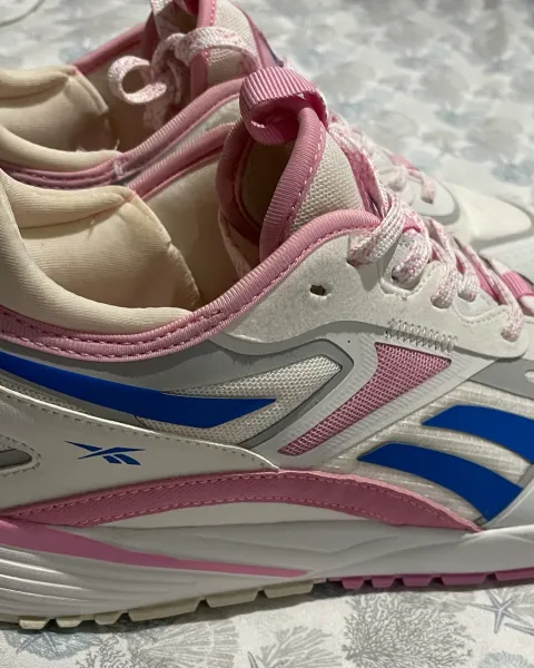 Reebok Classics Women - White/Pink/Blue