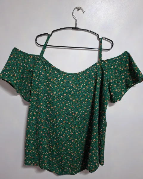 Blusa verde de flores