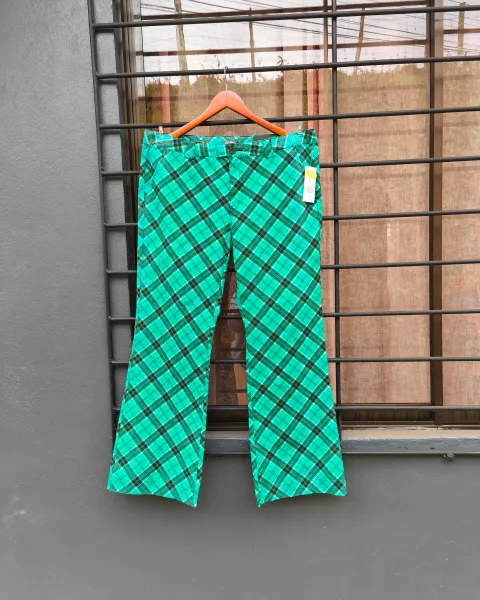 Pantalón acampanado nuevo