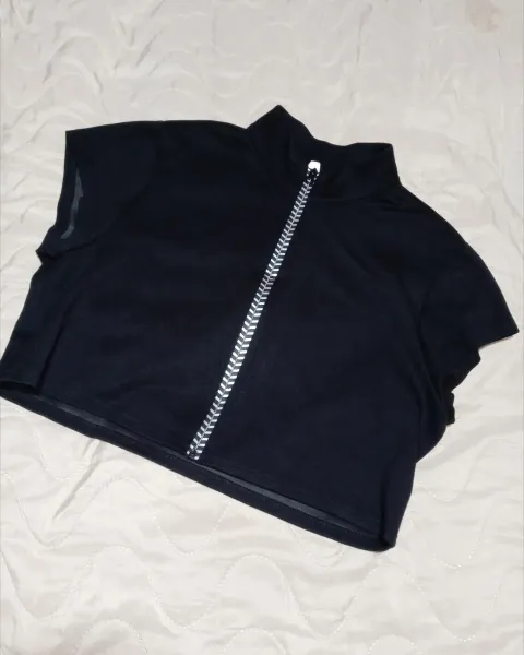 Blusa con zipper negra