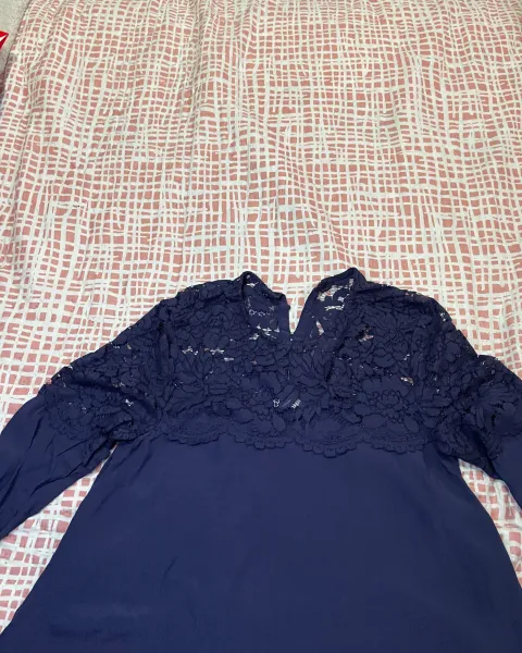 Blusa H&M talla M azul con encaje