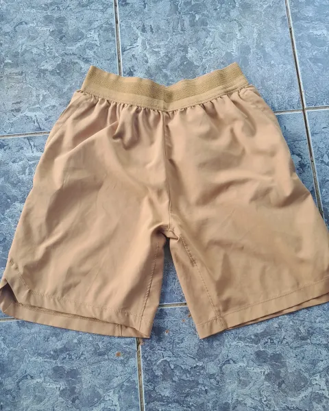 Pantaloneta Adidas beige deportiva
