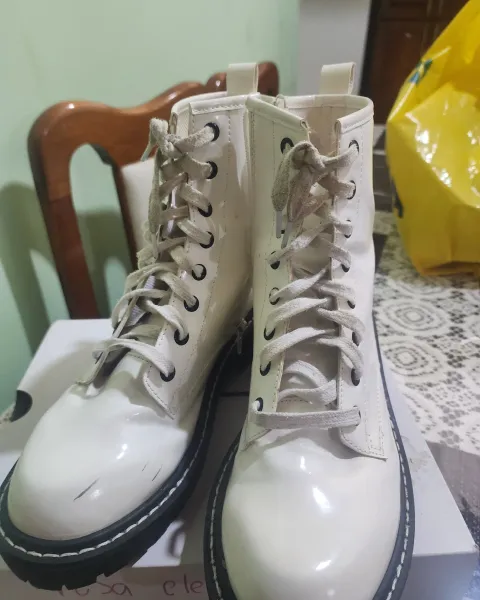 Botines blancos de charol