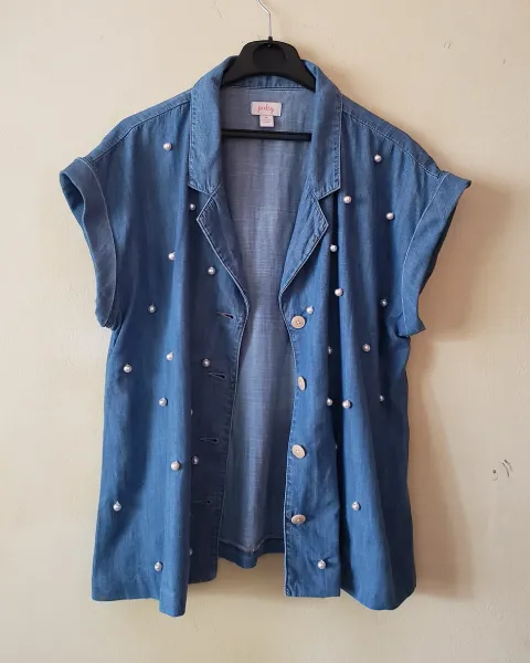 Blusa azul con perlas