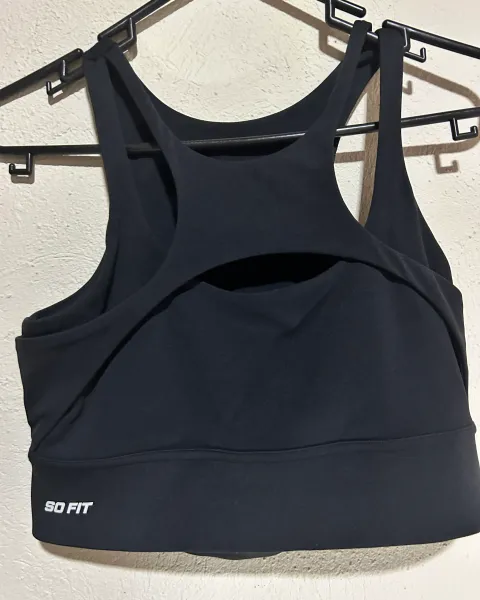 Top deportivo negro