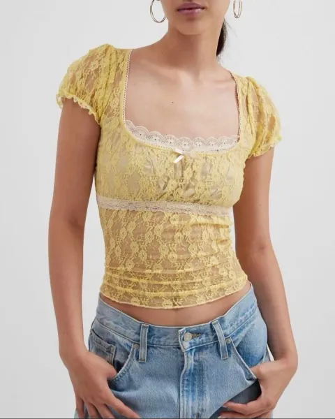 Blusa amarilla de encaje Urban Outfitters